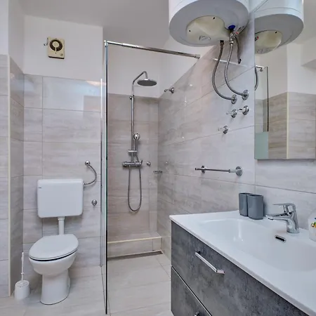 Apartmán Suzana - Comfortable Family With Terracce, Wifi, Air Conditioning, Parking & Close To