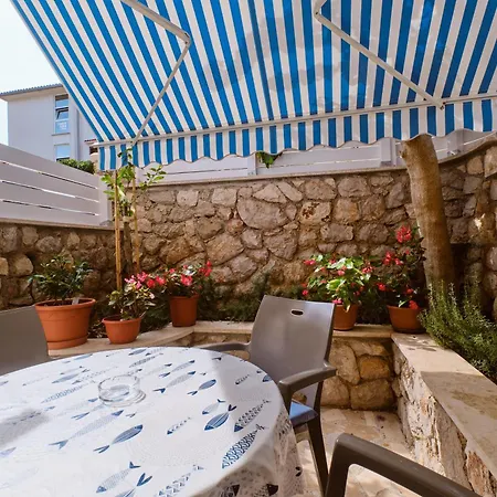 Suzana - Comfortable Family With Terracce, Wifi, Air Conditioning, Parking & Close To Apartmán Mali Lošinj