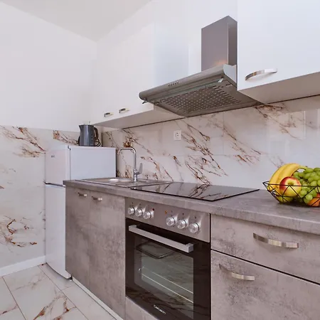 Suzana - Comfortable Family With Terracce, Wifi, Air Conditioning, Parking & Close To Mali Lošinj