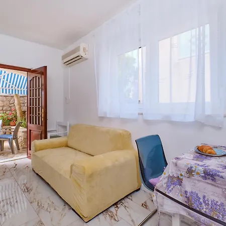 Suzana - Comfortable Family With Terracce, Wifi, Air Conditioning, Parking & Close To Lejlighed *